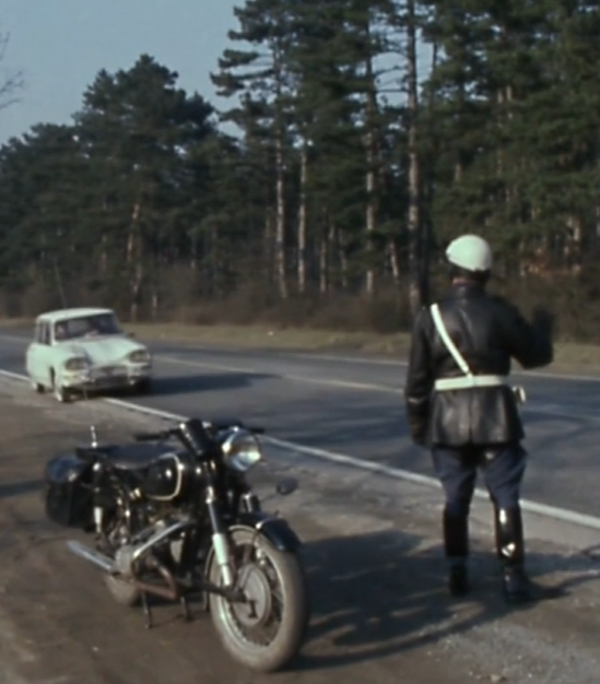 Un gendarme arrêtant une voiture sur le bord de la route